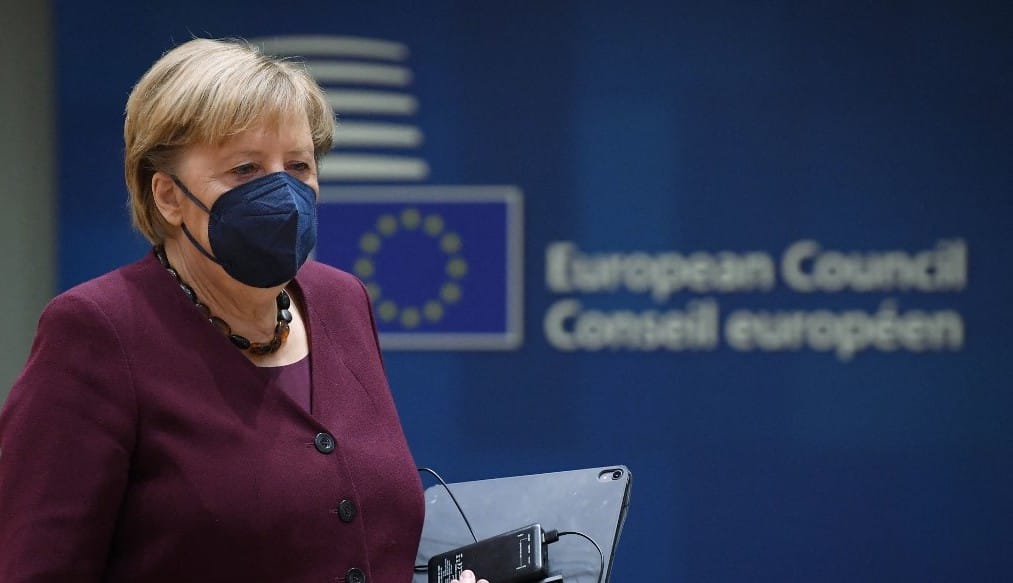 „Köszönöm, kedves Angela” – Emmanuel Macron a Twitteren üzent Merkelnek
