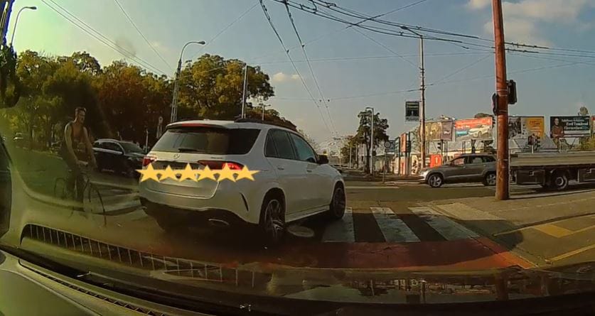 Videó: Se a piros lámpa, se a jobbra kanyarodni tilos tábla nem zavarta a mercedesest a Városligetnél