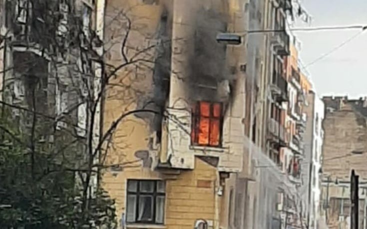 Lángolt egy lakás a IX. kerületben, robbanás történhetett – fotók