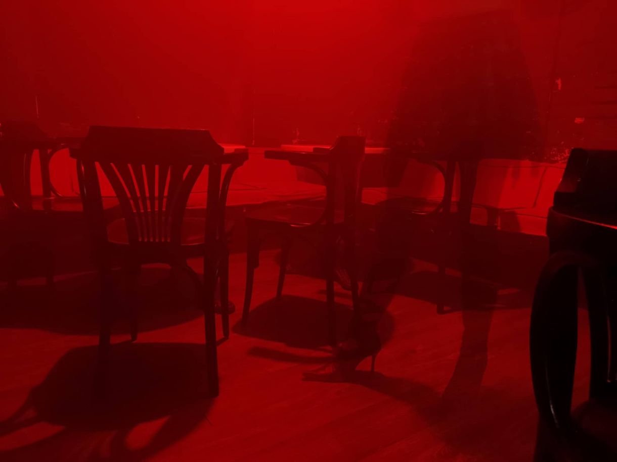 Valaki beöntött egy korsó sört egy szórakozóhely DJ-pultjába, a kár csődbe viheti őket