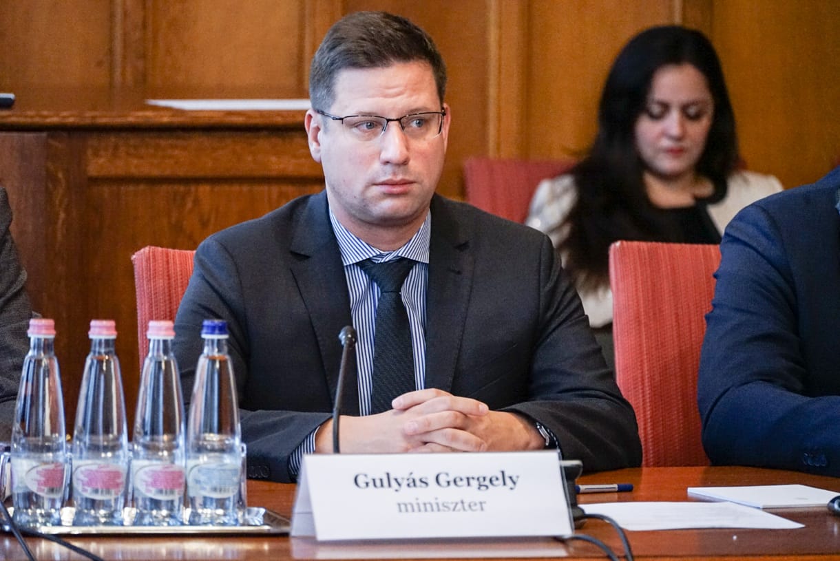 A Fidesz párton belül is ellentmondóan fogalmaz arról, érinti-e a sajtót a „szuverenitásvédelmi törvény”