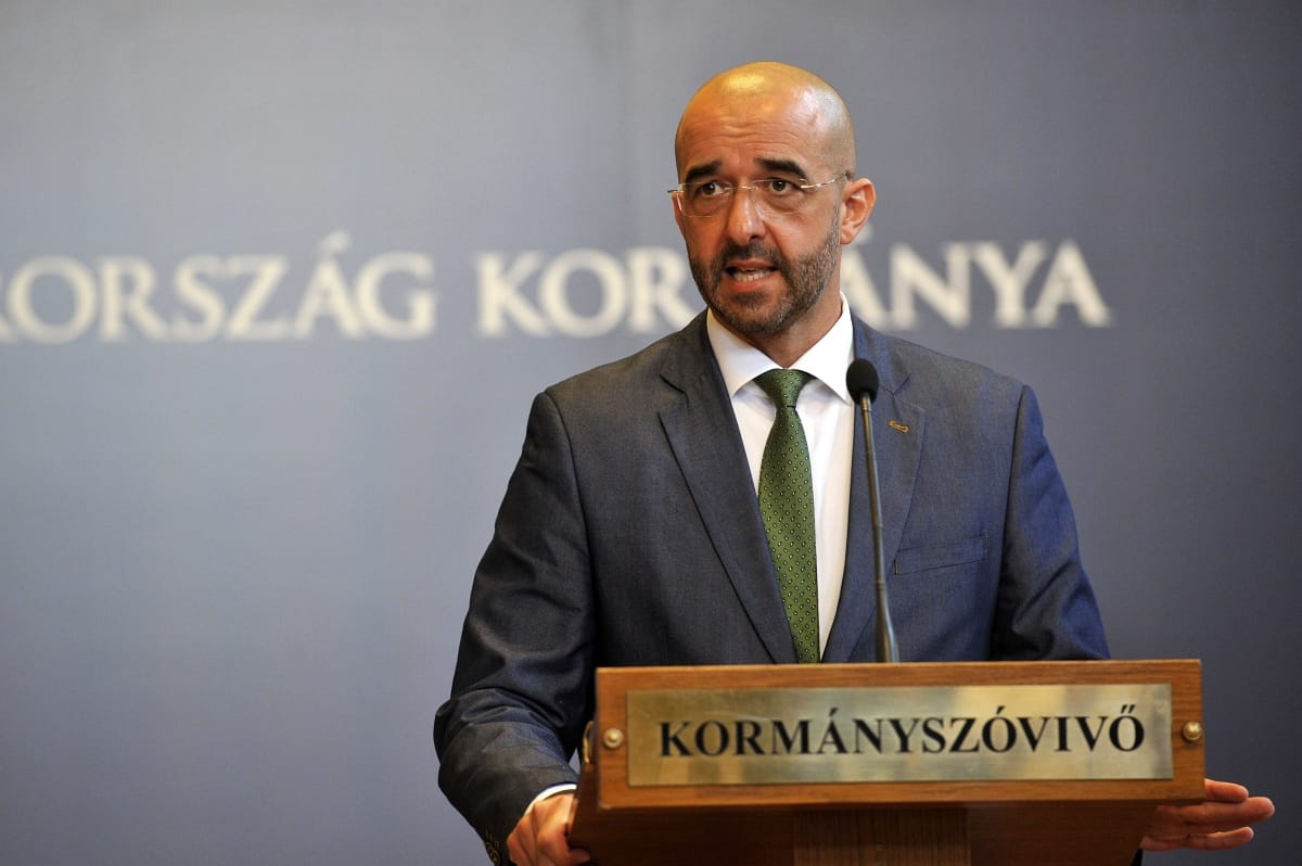 Kormányszóvivő: Ezer-ezer főt szállásolunk el az új menekülttáborokban