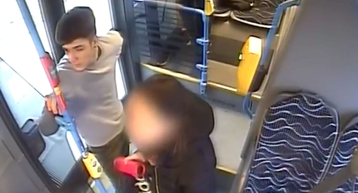 Pofozkodott a 33-as buszon, majd elszaladt, őt keresik a rendőrök – videó