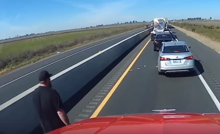 Megállt a kocsisor, az autós úgy gondolta, ideje kidobni a szemetet az ablakon – videó