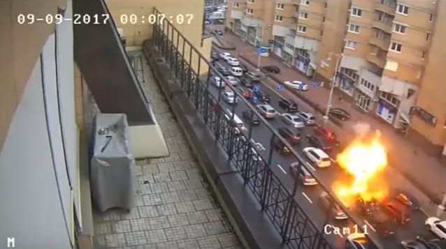 Dugóban araszolt a délutáni csúcs idején felrobbantott autó Kijevben – videó 18+