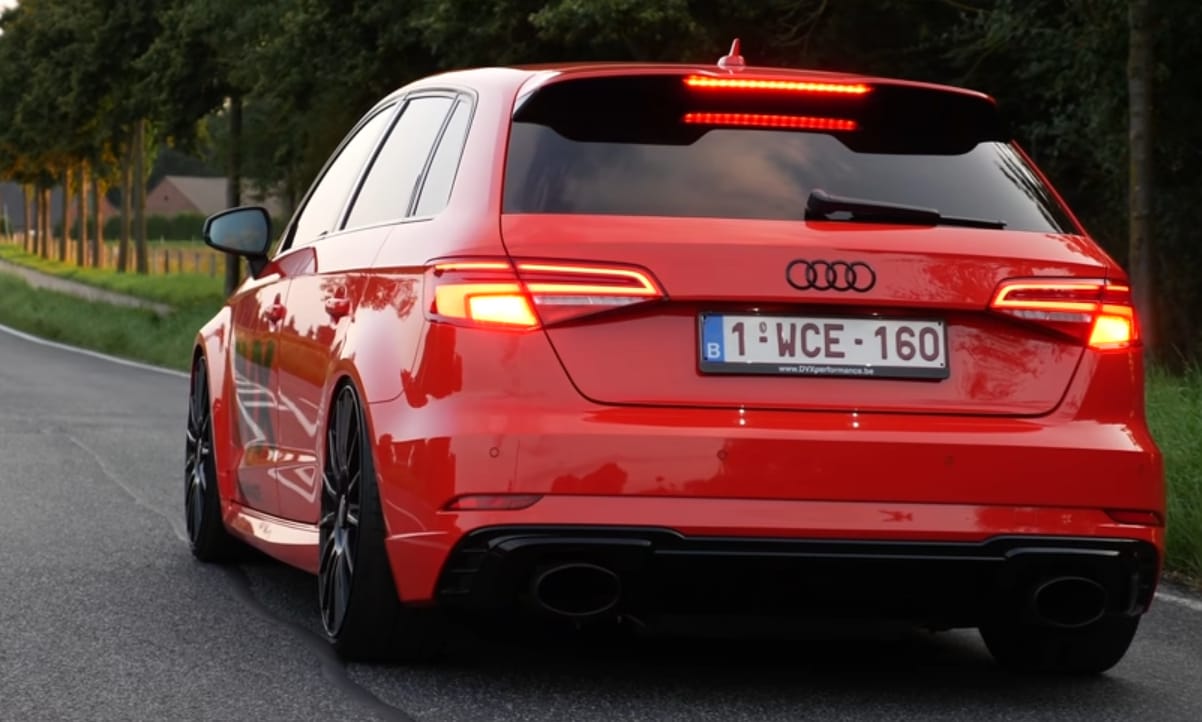 Így száguld egy 675 lóerős Audi RS3 az autópályán – videó