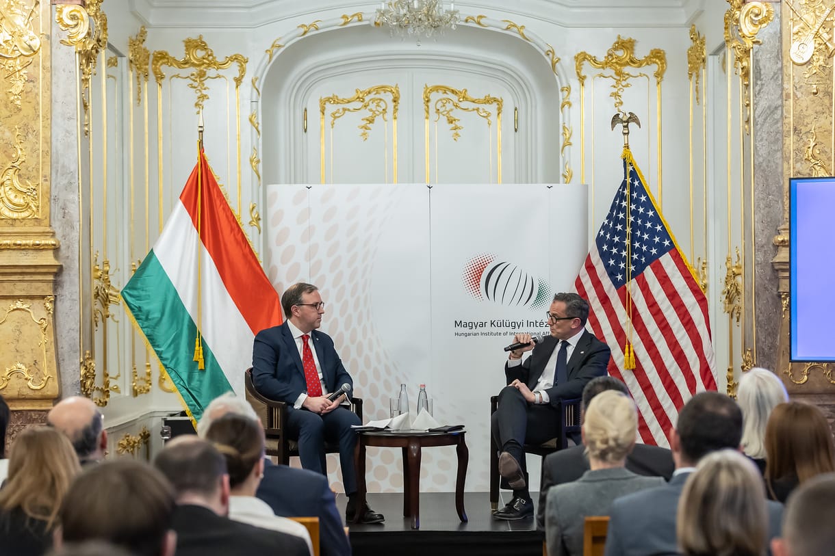 Az amerikai ügyvivő szerint nem lesz több aktivizmus, de az orosz energia miatt odaszúrt a magyar kormánynak
