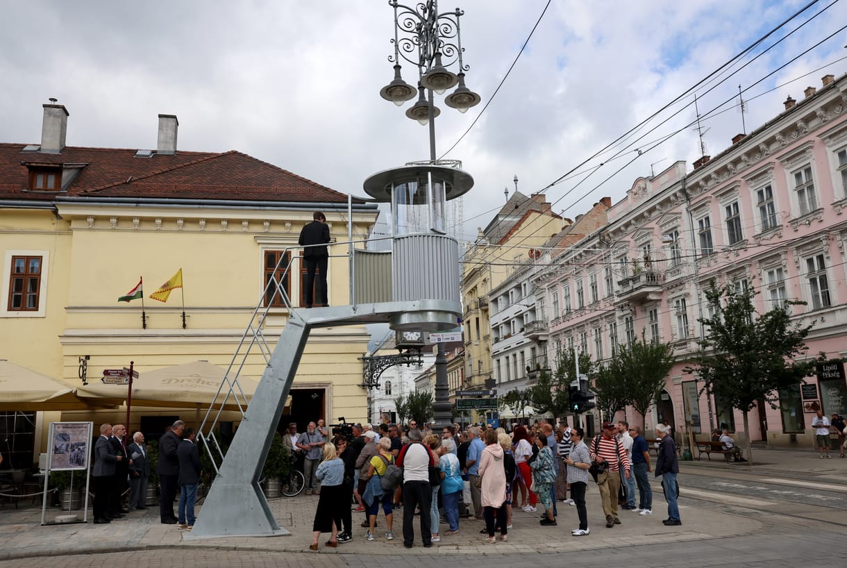 Negyven év után újra áll a miskolci Villanyrendőr