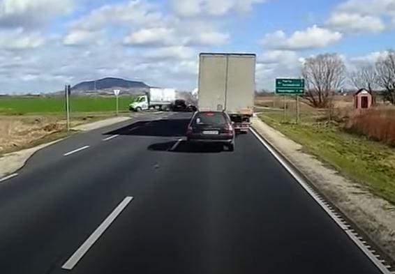 Nagy sebességgel előzte a kereszteződésnél lassító kocsikat egy autós a 8-as úton, komoly baleset lett belőle – videó