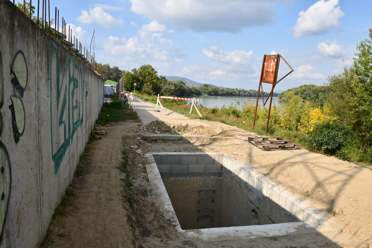 Nyár óta ásítoznak 5 méteres gödrök a lezárt szentendrei bicikliúton, potyognak beléjük a biciklisek