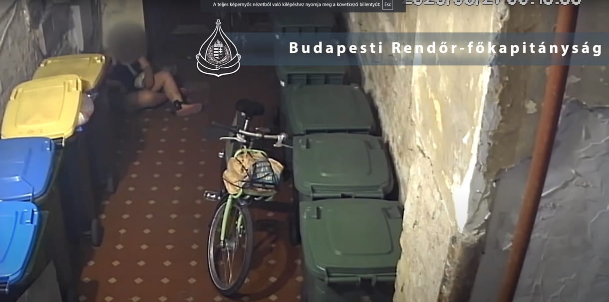 Videó van róla, hogy betörés közben tölti fel a lábára szerelt nyomkövetőt egy nő Józsefvárosban