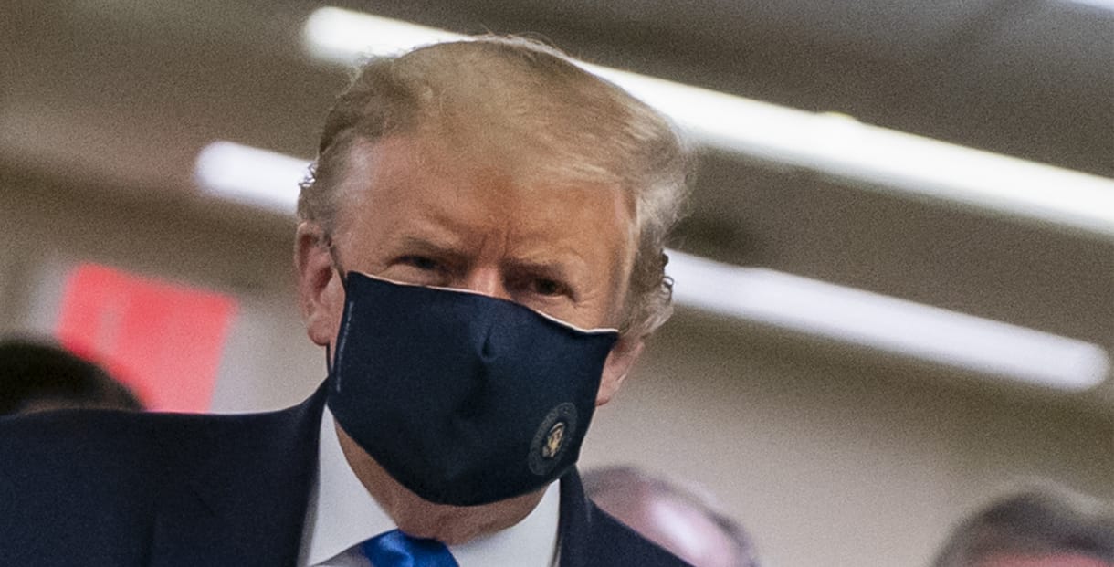Trump végre megadta magát és maszkot húzott