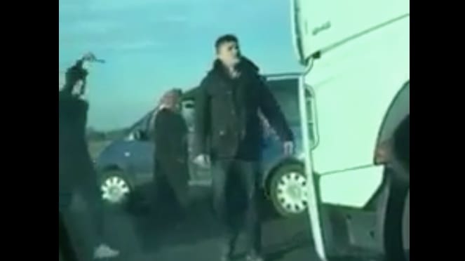 Késsel fenyegettek egy kamionost az M1-es autópályán – videó