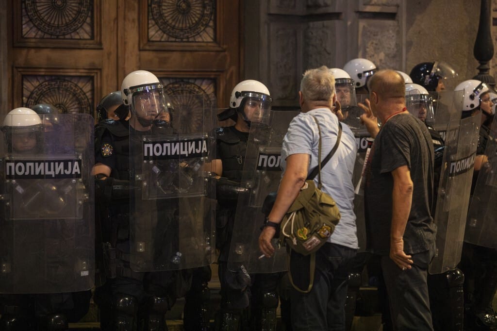 Több mint százezren tüntettek Belgrádban is, a rendőrök összecsaptak a demonstrálókkal