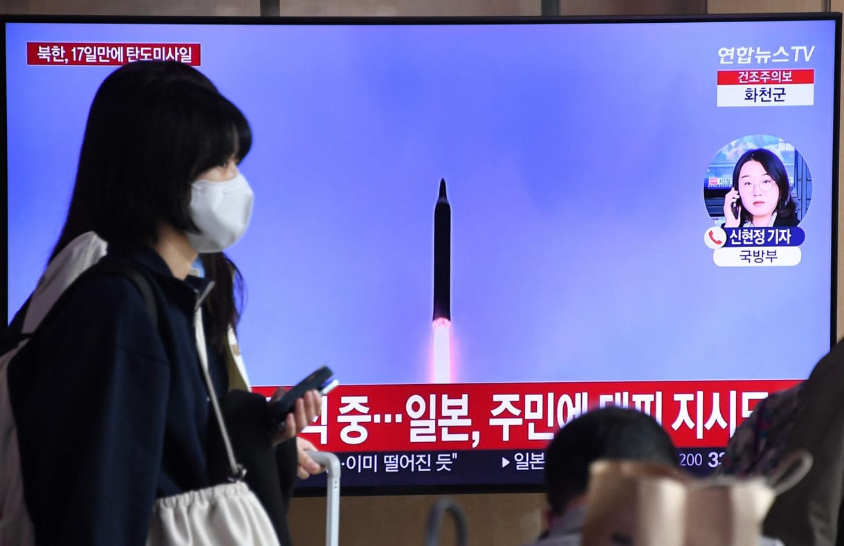 Észak-Korea kilőtt egy rakétát, Japánban fedezékbe küldték az embereket miatta