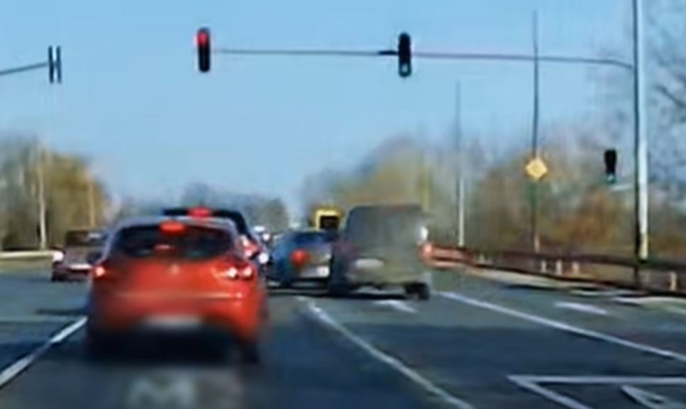 Videó: Szabálytalanul fordult balra, a mögötte érkező nekiment – mindkét sofőr ellen eljárás indult