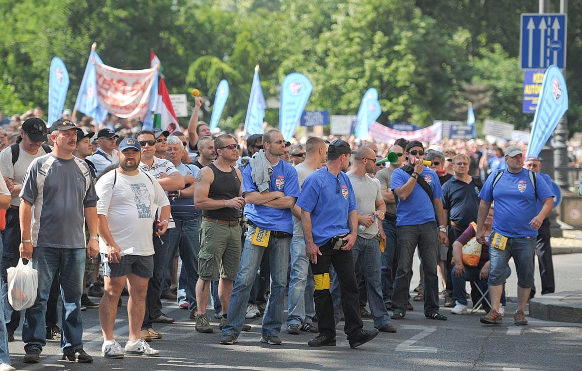 Orbán-demokrácia: megakadályozzák, hogy tüntethessenek a rendőrök?