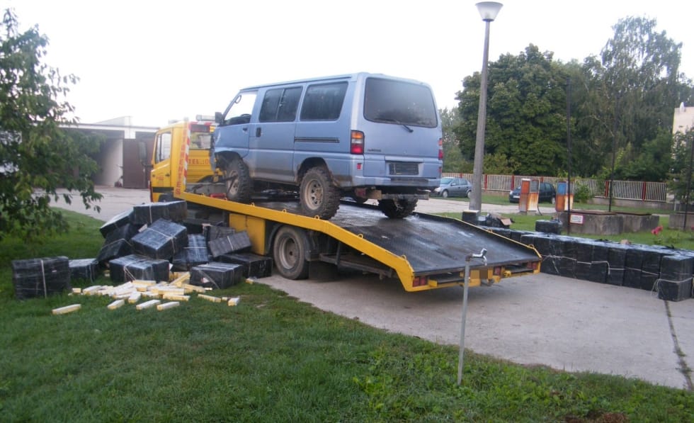 Megnézheti, mennyi csempészcigi fér be egy Mitsubishibe
