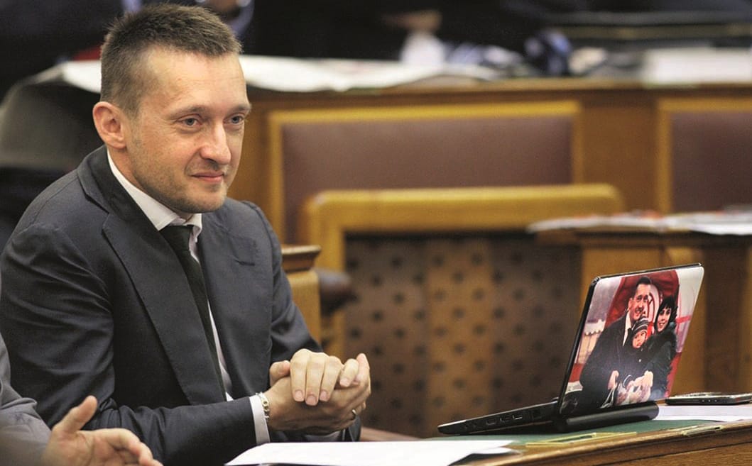 Rogán mozgósította a frakciót a Veszprém utáni első kétharmados szavazásra