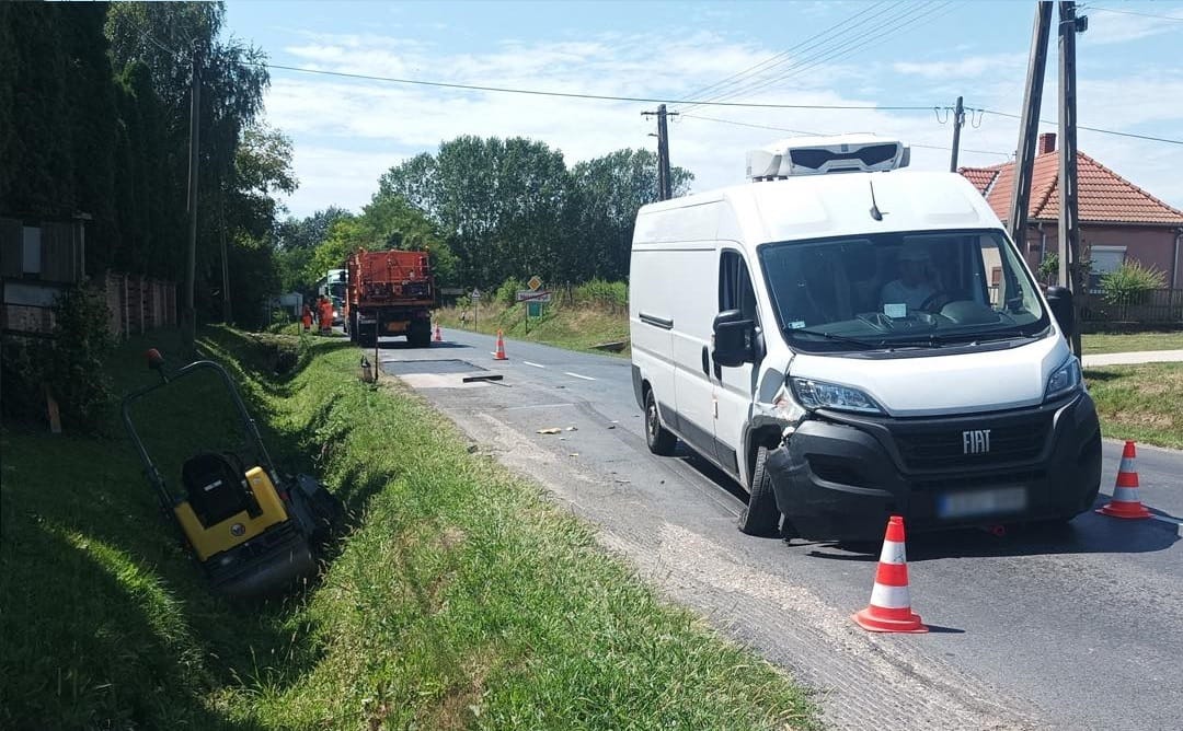 Centiken múlt az aszfaltozó munkások élete, amikor közéjük hajtott egy kisteherautó – fotók