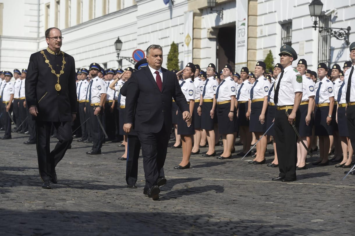 Bekapcsolva maradt Orbánnál a mikrofon, a tetovált tiszt nem tetszett neki