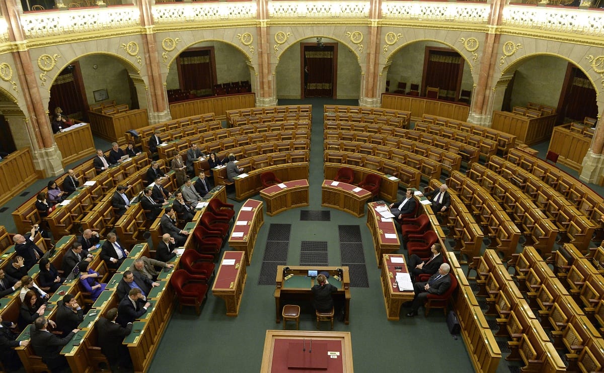 Meccsre mennek a képviselők, ezért leáll a parlament