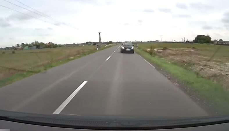 Erre nem lehet számítani: egyszer csak áthajtott a kamerás autó sávjába egy Suzuki – videó