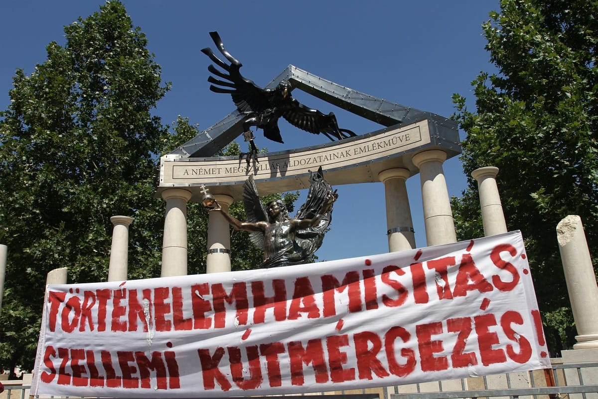 Kamerákat telepítettek a Szabadság téri emlékmű mögé