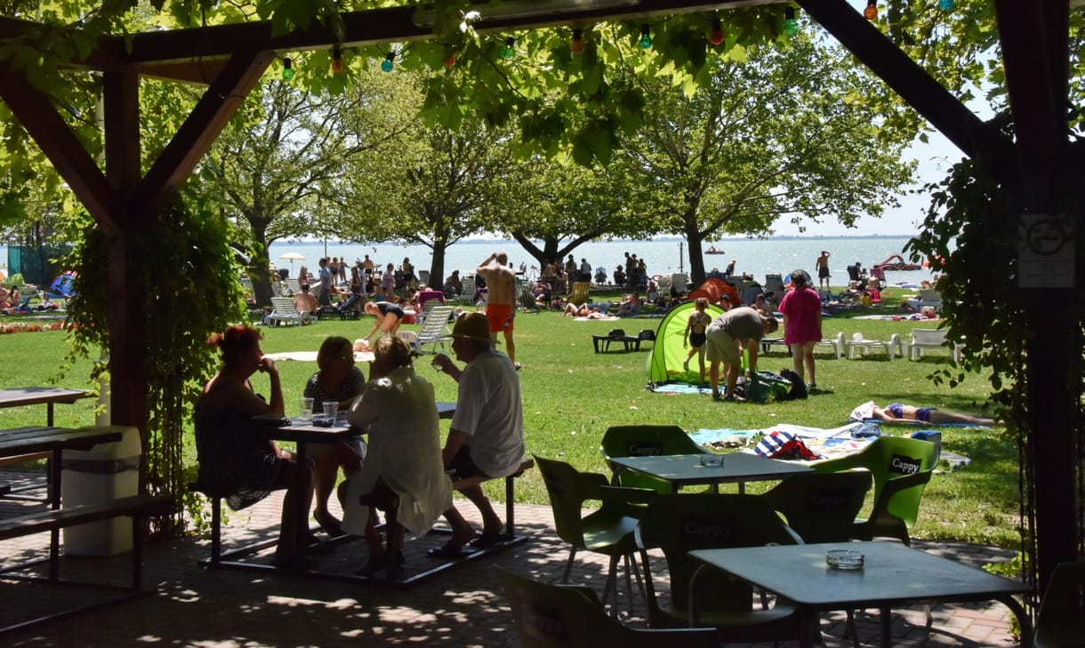 Havi 300 ezer alatt nincs pincér, 750 ezret kér a szakács - tombol a munkaerőhiány a Balatonon