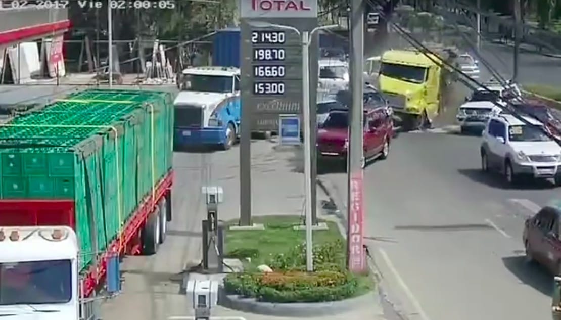 15 autót tarolt le, majd beleszállt egy benzinkútba a kamion – videó