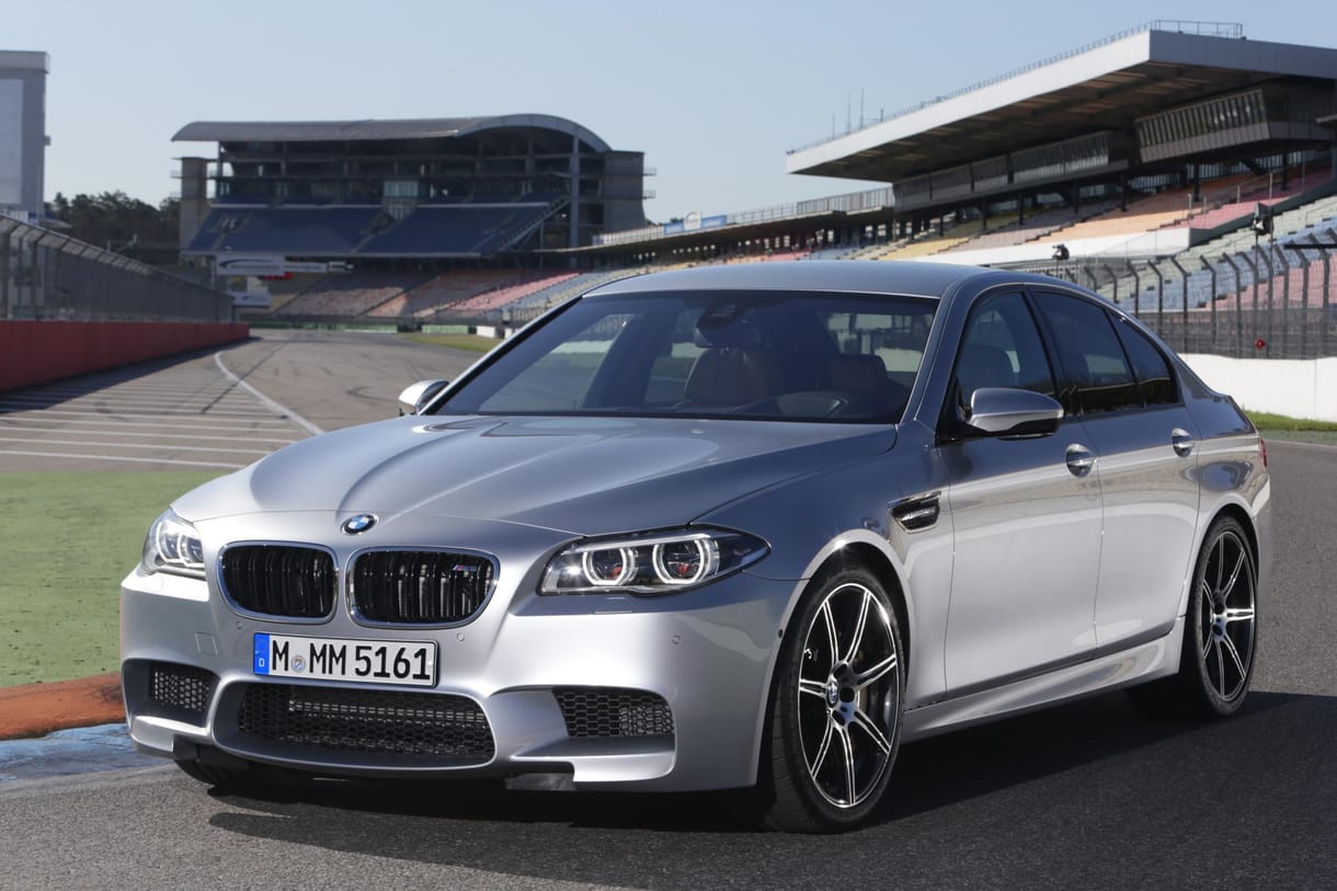 Új vesékkel és majdnem 600 lóerővel vadul a BMW M5