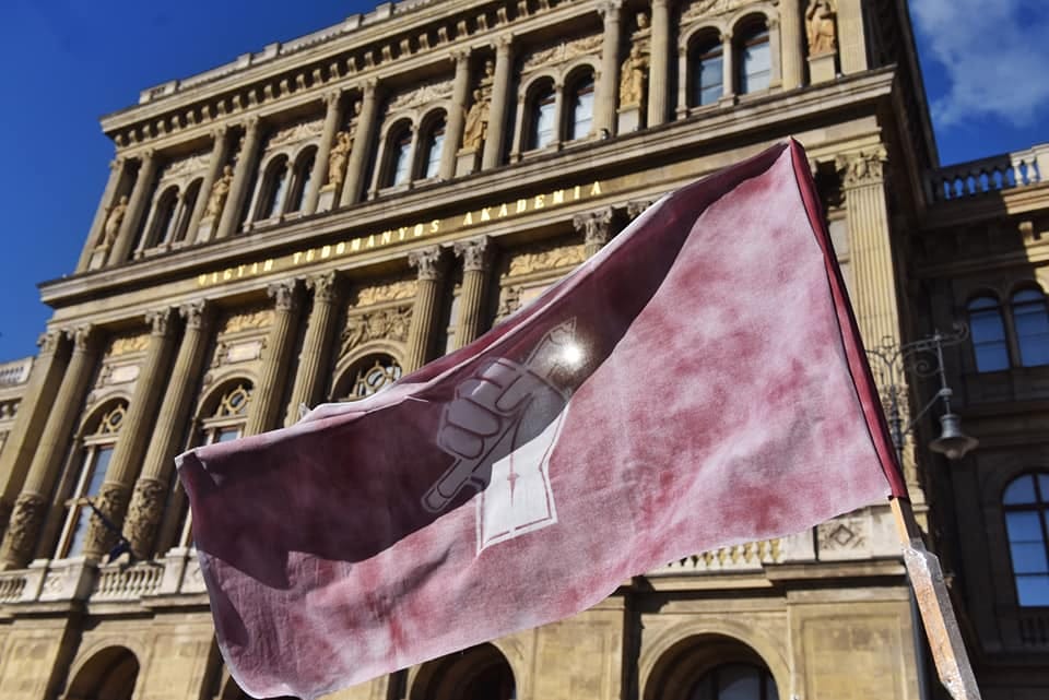 Focipéldákkal magyarázza el az MTA, miért ne verje szét Orbán