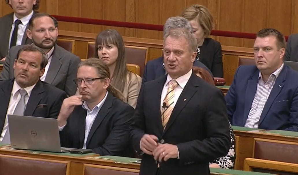 A kisgazdák szerint törvénysértő, hogy a DK „Isten? Haza? Pedofília!” szöveggel plakátolja tele az országot