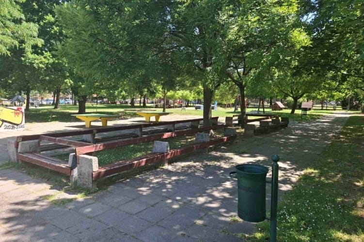 Otthagytak a játszótéren egy 6 éves kisfiút a nagyszülei, és elmentek vásárolgatni meg fodrászhoz