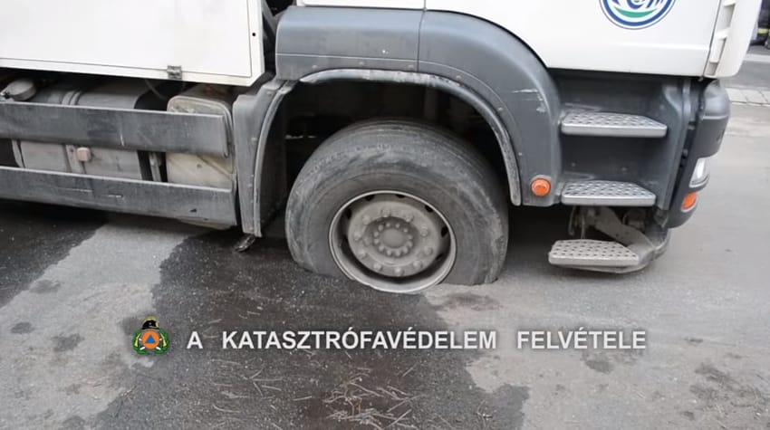 Aszfaltba szakadt egy teherautó Zuglóban – videó