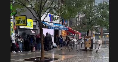 Hosszú sorban állnak az Azahriah-féle cipőért a rajongók