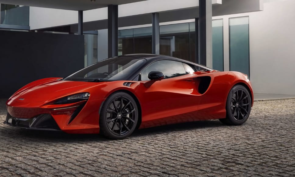 Itt az első zöld rendszámos McLaren, a 680 lóerős Artura