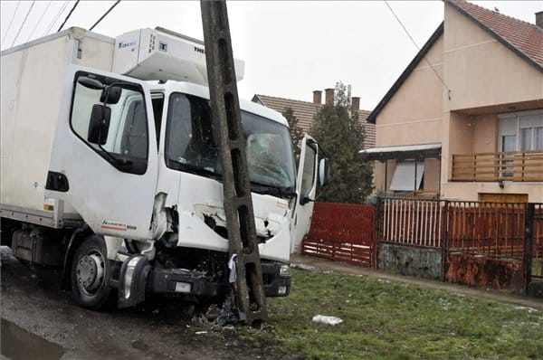 Kamionok karamboloztak Fegyverneken