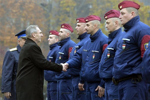 Fotó: Pintér kezet fogott a Szlovéniába induló, kiválasztott magyar rendőrökkel