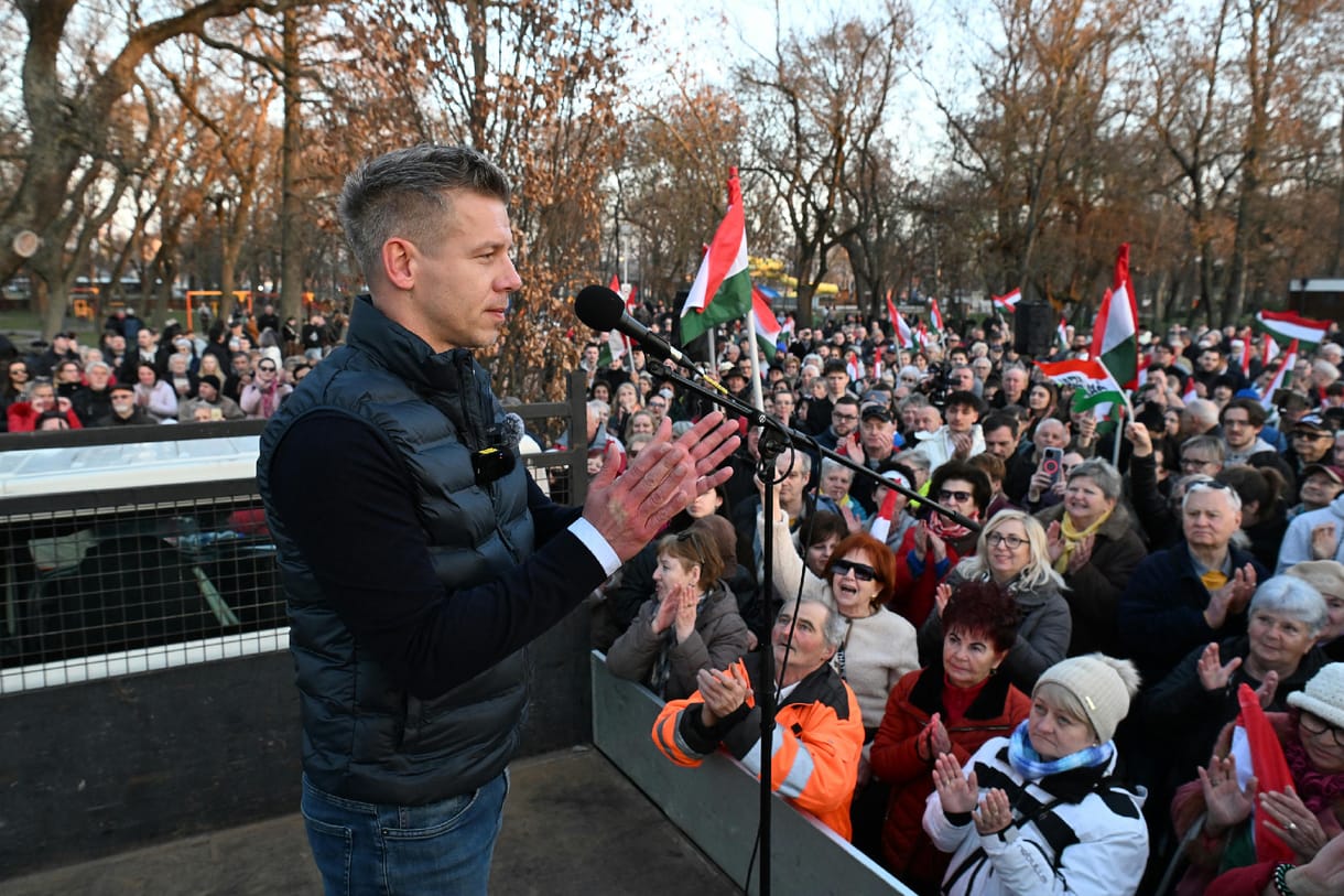 Így zaklatják Magyar Péter híveit – az ARD tudósítója országot járt a Tisza vezetőjével