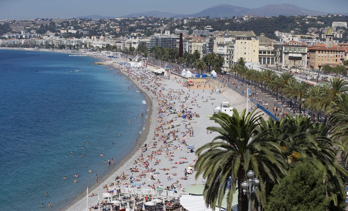 A francia nyaralóhelyeken ismét kötelező maszkot viselni kültéren 