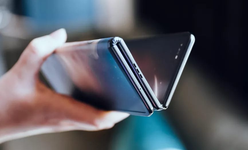 Mintha egyben lenne a Galaxy Fold és a Mate X, olyan telefont tervezett meg a TCL
