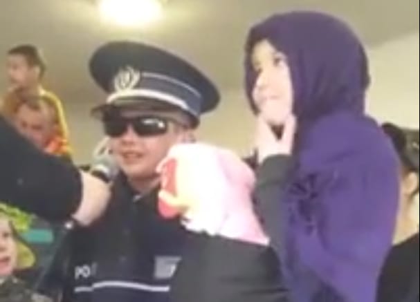 Gyerekfarsang migránssal és rendőrrel - megdöbbentő videó