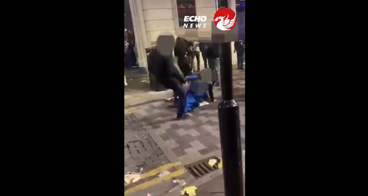Felkavaró videó került elő arról, ahogy földre terítenek és megrugdosnak egy nőt Liverpool bulinegyedében
