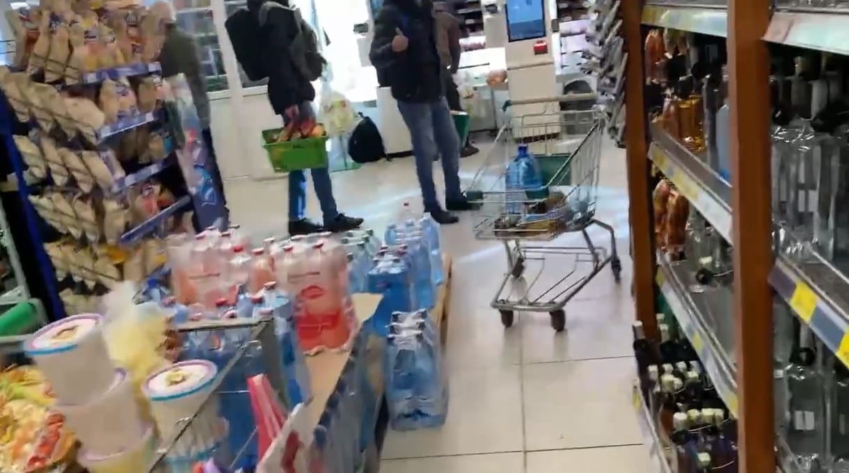 A hvg.hu tudósítója 40 percet várt egy kijevi bolt előtt, de megérte