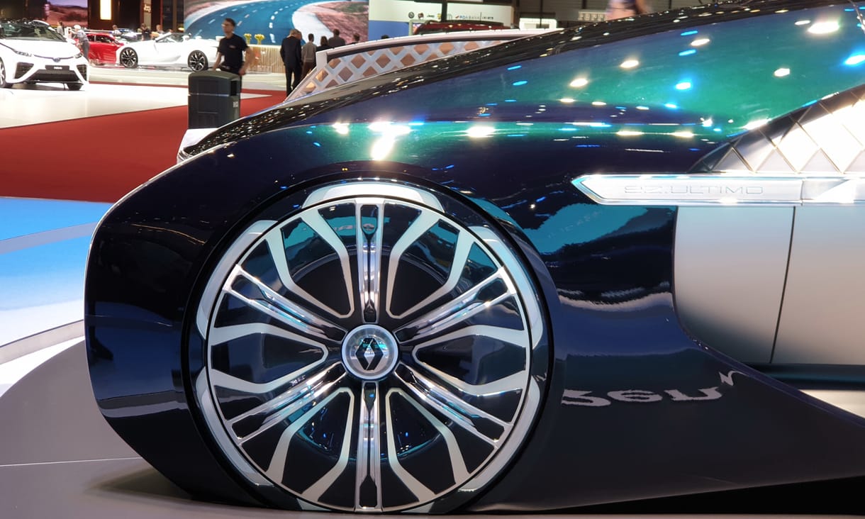 Guruló nappali a Renault önvezető luxus-villanyautója