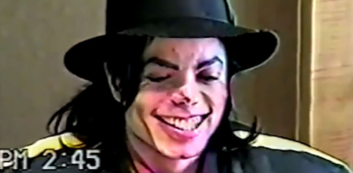 Előkerült egy videó, amelyen szembesítik Michael Jacksont a pedofília vádjával