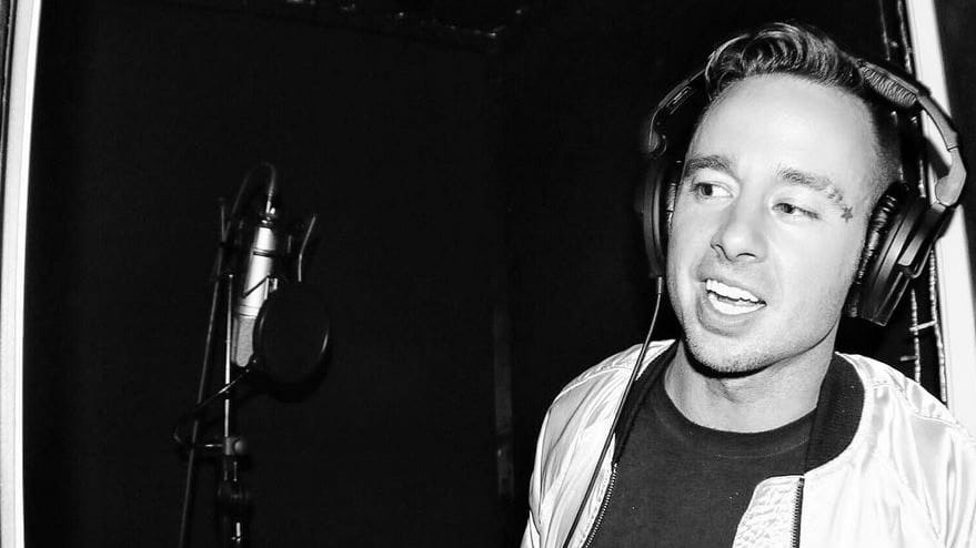 Szörnyethalt a rapper, miután leesett egy repülőgép szárnyáról