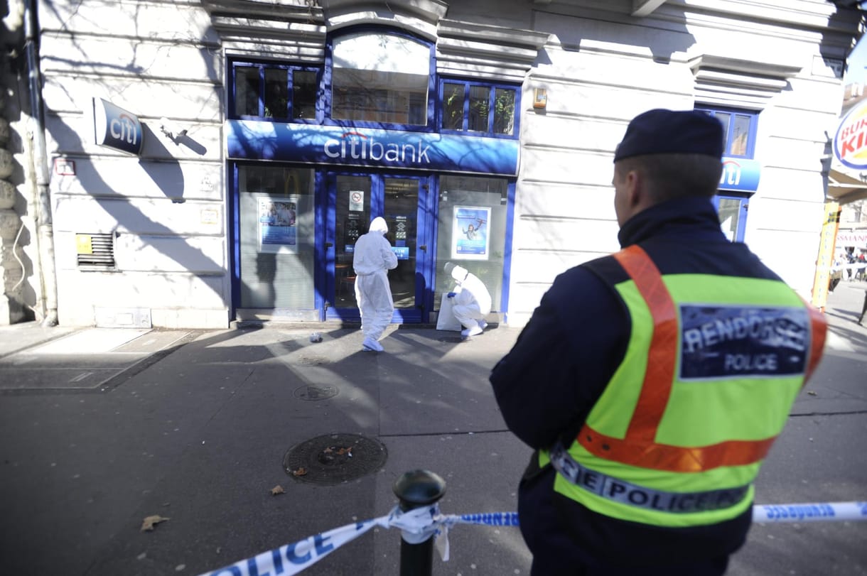 Fotók: Kiszállt a bevetési csoport az oktogoni Citibankhoz - bankrablót keresnek
