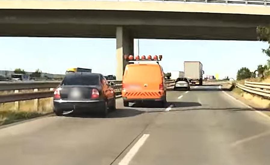 Csatába szállt egy autóssal egy közutas kocsija az M0-son – a közútkezelő is reagált a videóra